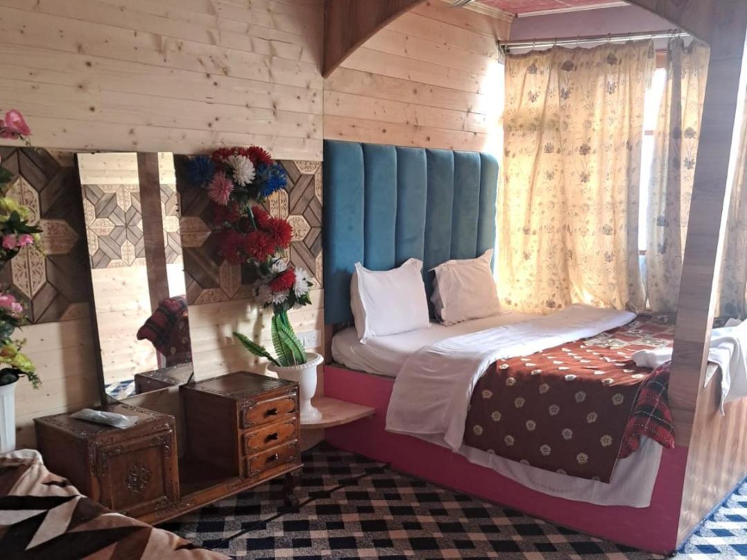 New Lakes Crown Group Of Houseboats Srīnagar Rom bilde